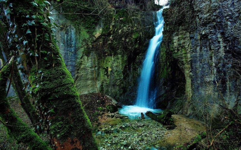 Скалы лес водопад