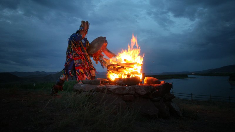 Шаманский костер в лесу