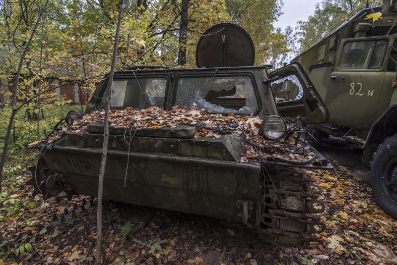 Заброшенная техника в лесу