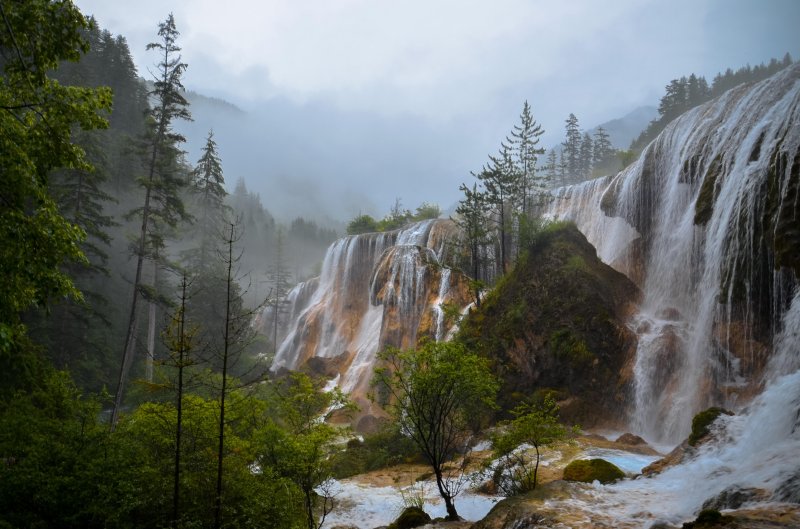 Скалы лес водопад