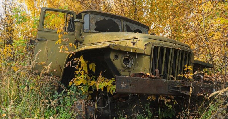 Заброшенная техника в лесу