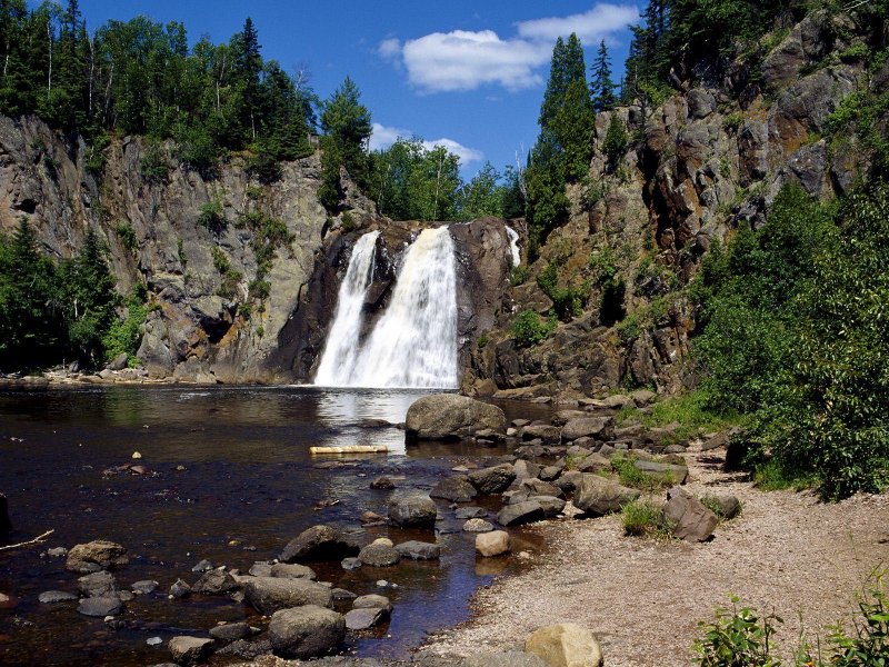 Скалистый водопад