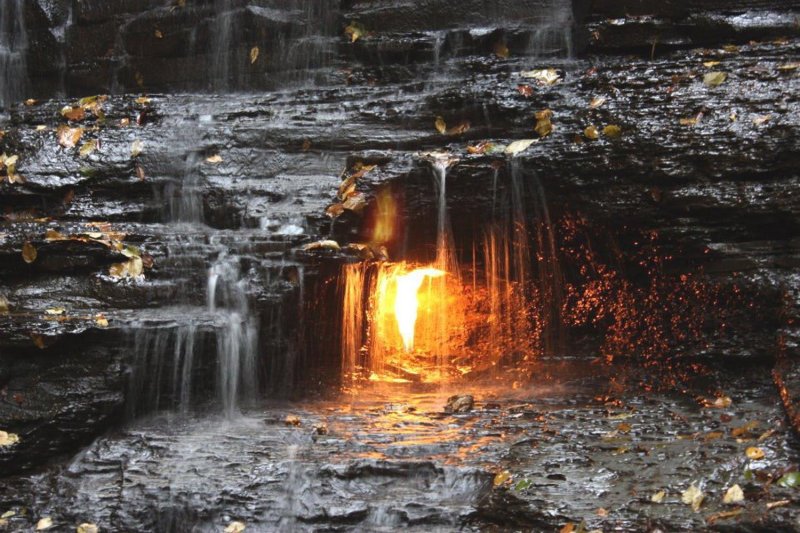 Водопад вечного огня