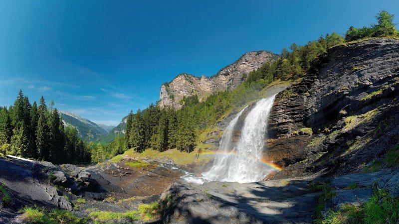 Водопад в горах