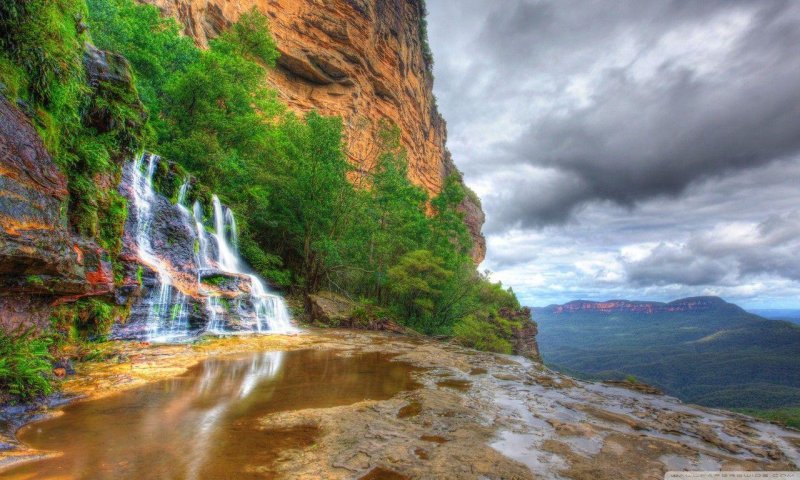 Водопад в горах