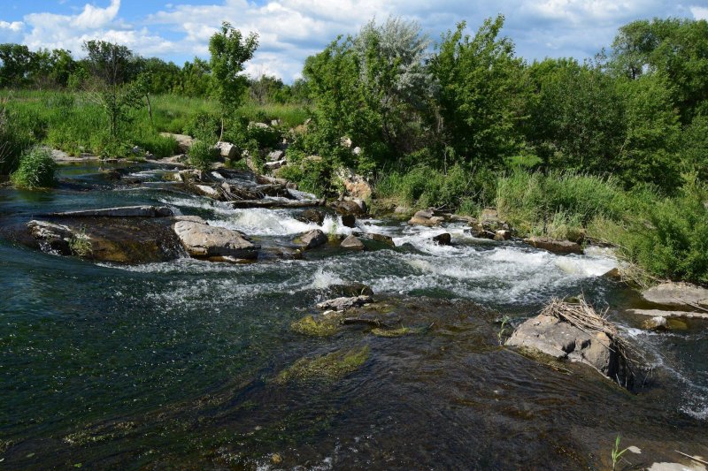 Водопад чардымские камни