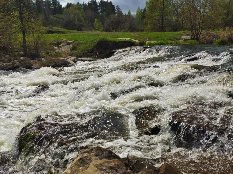 Водопад чардымские камни