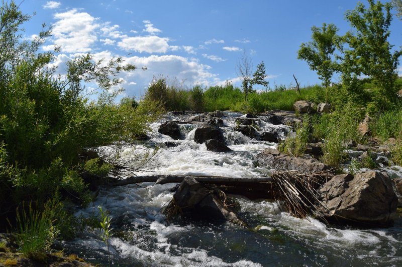 Водопад чардымские камни