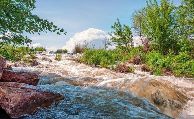 Водопад чардымские камни