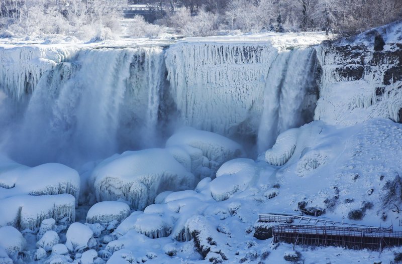 Замерзший водопад