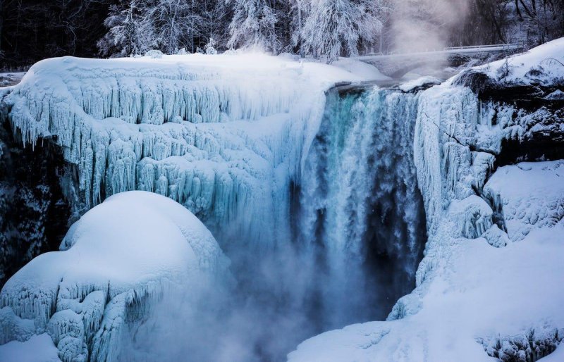 Замерзший водопад