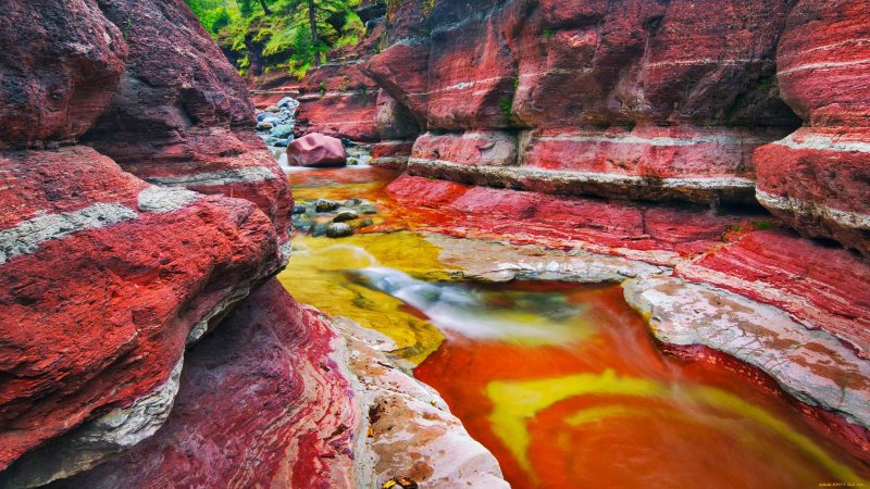 Красный водопад