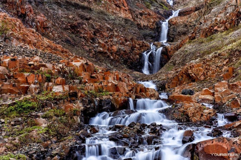 Красный водопад