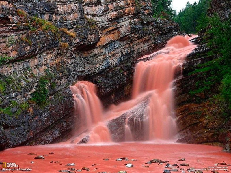 Красный водопад