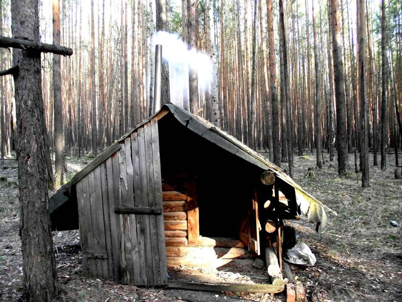 Землянка в лесу с печкой