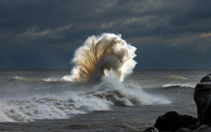 Черное море волны