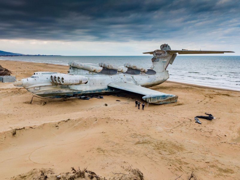 Самолет на каспийском море