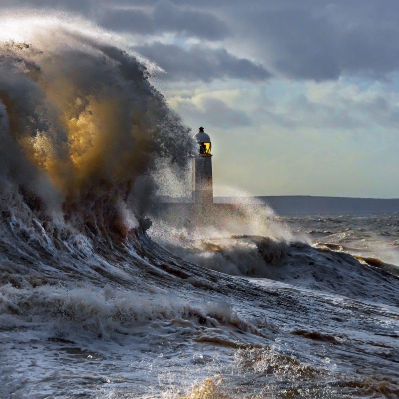 Маяк в море во время шторма