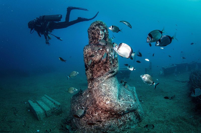 Средиземное море под водой