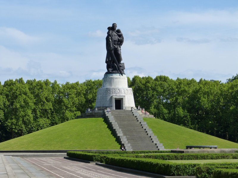 Берлин трептов парк памятник воину освободителю