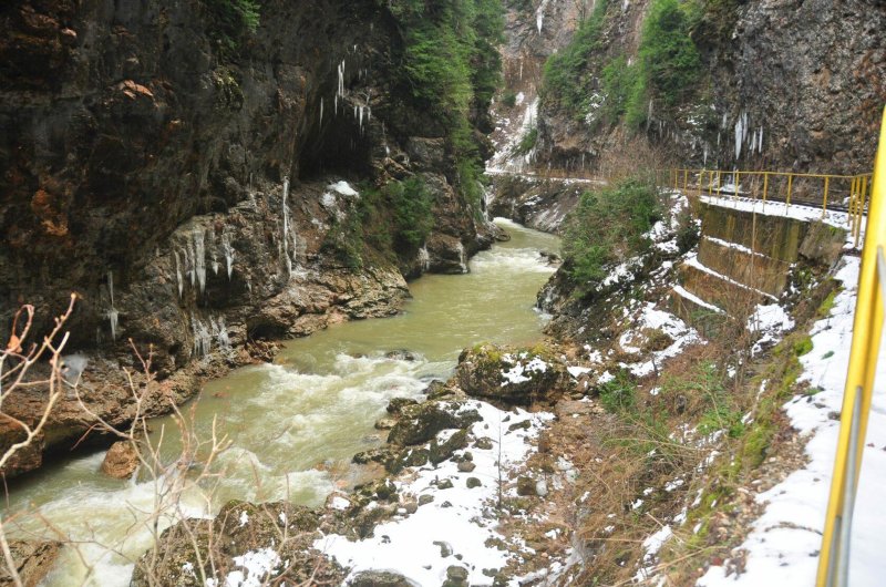 Гуамское ущелье река курджипс