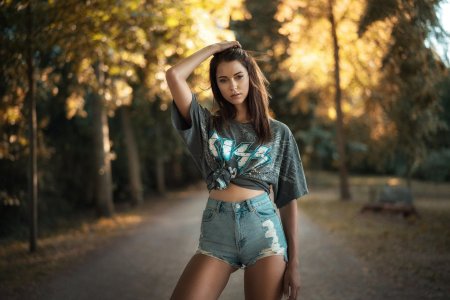 Красивая девушка в шортах