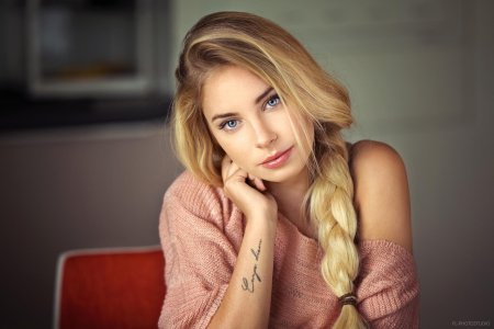 Красивая девушка блондинка