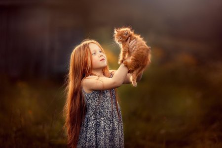 Девочка с котенком