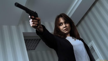 Девушка с пистолетом