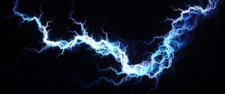 Молнии на черном фоне