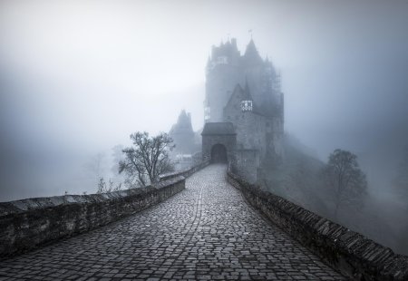 Замок эльц германия в тумане
