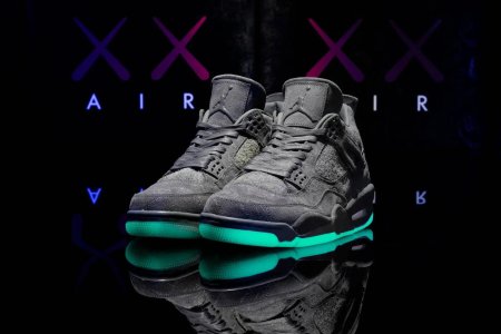 Nike air jordan 4 retro kaws