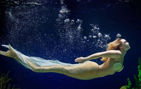 Русалка под водой