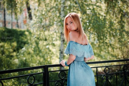 Девушка в голубом платье
