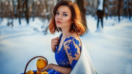 Фотосессия зимой в платье