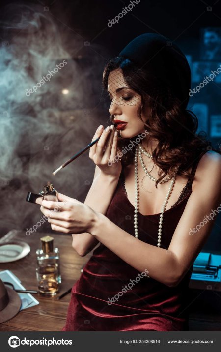 Дама с мундштуком