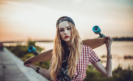 Девушка со скейтом