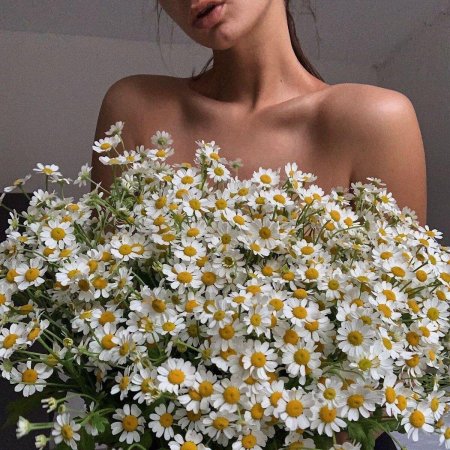 Девушка с ромашками