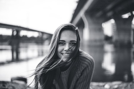 Девушка улыбается
