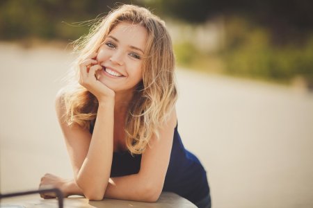 Красивая девушка улыбается