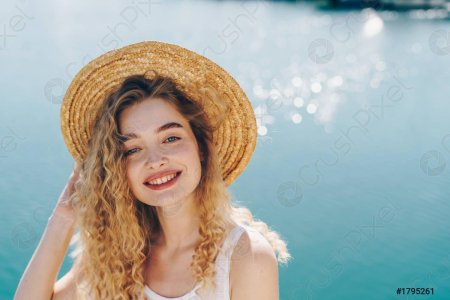 Кудрявая блондинка