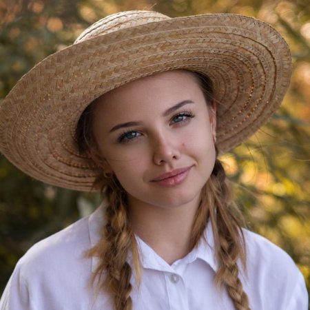 Девушка в соломенной шляпе