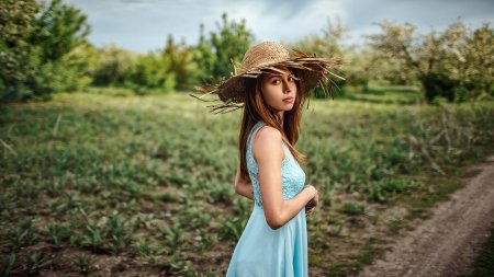 Девушка в соломенной шляпе