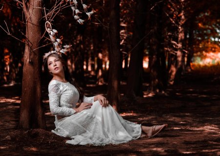 Фотосессия в лесу в белом платье