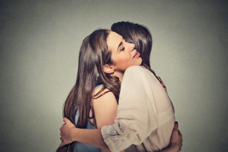 Девушка обнимает себя