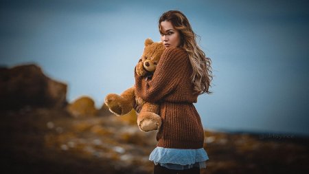 Девушка с плюшевым медведем