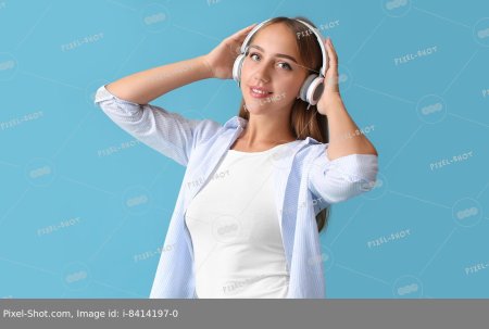Женщина в наушниках