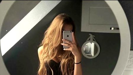 Девушка селфи в зеркале