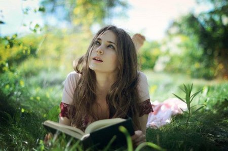 Девушка с книгами