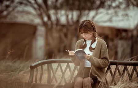 Девушка с книгами